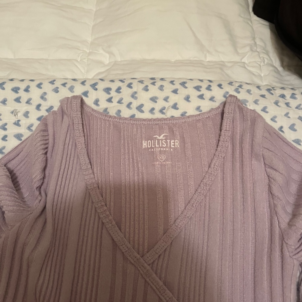 HOLLISTER PURPLE TOP - Picture 2 of 2